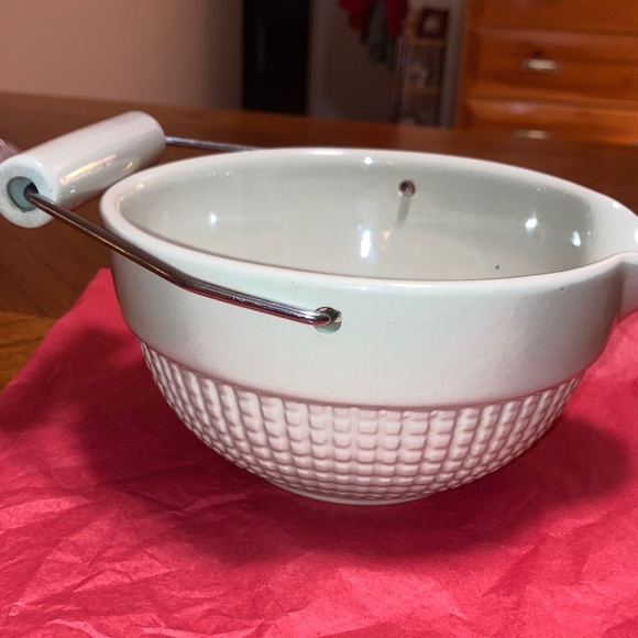 NWOT…..Cream Ceramic Mixing Bowl with Handle - Picture 3 of 5